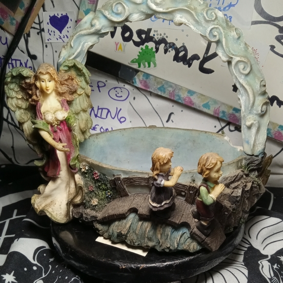 VINTAGR GARDEN ANGEL BASKET SEE ALL PHOTOS FLOWER IS BROKEN - Picture 1 of 2